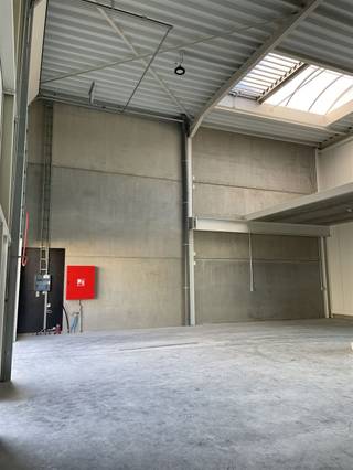 Ruime bedrijfsunit te Aarschot Een echte toplocatie met een zéér goede bereikbaarheid want deze ruime bedrijfs unit is gelegen in het bedrijvenpark...