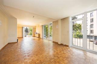<p><span>Een appartement van dit formaat kom je zelden tegen. Met ca. 193 m² bewoonbare oppervlakte, een indrukwekkende leefruimte die alle ruimte biedt voor een royale zit- én eethoek, vier volwaardige slaapkamers en twee terrassen heb je hier alle troeven in handen om een echte droomwoning te creëren. Voeg daar de rustige ligging vlak bij het Rivierenhof en de optionele garagebox aan toe, en je hebt een unieke opportuniteit voor wie royaal wil wonen.</span></p><p><span>Ruimte die indruk maakt</span></p><p><span>Zodra je de inkomhal binnenstapt, voel je het meteen: dit is geen doorsnee appartement. De royale inkomhal met originele blokjesparket en marmeren vloer vormt de perfecte aanzet naar de indrukwekkende leefruimte van ca. 57 m². Dankzij de grote raampartijen baadt deze ruimte de hele dag in het natuurlijke licht, terwijl de originele blokjesparket en de sierschouw voor heel wat warmte en karakter zorgen.<br /><br />Vanuit zowel de leefruimte als de keuken stap je het terras aan de voorzijde op. Een heerlijke plek om de dag te starten met een kop koffie of om op een zonnige avond nog even buiten te genieten.<br /><br />De ruime keuken biedt vandaag alle basiscomfort, maar vormt tegelijk de ideale basis om een hedendaagse leefkeuken op maat te realiseren die perfect aansluit bij de royale leefruimte.<br /><br />Achteraan wacht nog een extra troef: een polyvalente ruimte van ca. 31 m². Deze ruimte richt je zo in als bureau, hobbyruimte, praktijk, speelkamer of extra leefruimte. Net die extra vierkante meters maken dit appartement zo uitzonderlijk.</span></p><p><span>Vier slaapkamers en ruimte voor iedereen</span></p><p><span>Ook aan slaapruimte geen gebrek. Achteraan bevinden zich vier volwaardige slaapkamers, allemaal rustig gelegen. De grootste slaapkamer beschikt over praktische ingemaakte kasten en geeft rechtstreeks uit op het tweede terras, waar je in alle privacy van een rustig moment geniet.<br /><br />De badkamer is opvallend ruim en uitgerust met een douche, dubbele lavabo, toilet en bidet. Daarnaast is er nog een apart gastentoilet aanwezig.<br /><br />Wie op zoek is naar een appartement met uitzonderlijk veel ruimte én de mogelijkheid om alles volledig naar eigen smaak te renoveren, vindt hier een unieke basis voor jarenlang woonplezier.</span></p><p><span>Groen wonen met alles binnen handbereik</span></p><p><span>De Morckhovenlei is al jaren een geliefde woonlocatie dankzij haar rustige, residentiële karakter en uitstekende bereikbaarheid. Op enkele minuten wandelen ligt het prachtige Rivierenhof, het grootste park van Antwerpen, waar je heerlijk kunt wandelen, sporten of gewoon genieten van het groen.<br /><br />Ook supermarkten, buurtwinkels, scholen en openbaar vervoer bevinden zich op wandelafstand. Met de fiets bereik je vlot het centrum van Antwerpen en ook de Ring ligt vlakbij, waardoor je snel in en uit de stad rijdt. De combinatie van rust, ruimte en een uitstekende ligging maakt dit appartement bijzonder aantrekkelijk voor gezinnen en iedereen die royaal wil wonen.</span></p><p><span> </span></p>