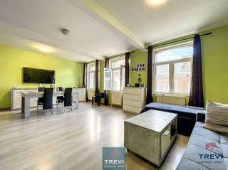 <p><span>SOUS OPTION Spacieuse maison kangourou unifamiliale située dans un rue proche du centre ville et de la gare, agencée en deux logements distincts sur 4 niveaux. Hall d'entrée, desservant les 2 unités. Au rez de chaussée, grande pièce sous plancher stratifié à l'avant actuellement proposé en chambre de 28 m² (anciennement commerce). Jolie pièce arrière sous plancher stratifié de 15 m² actuellement espace pouvant servir de cuisine avec meuble évier ou bureau, salle de bain + wc séparés. A l'étage, grand séjour de 30 m² pouvant accueillir une chambre supplémentaire, jolie cuisine équipée de 9 m² avec accès extérieur. Salle de bain équipée d'une baignoire, d'un meuble évier simple vasque, d'un wc, coin buanderie et chaudière. A l'étage supérieur, beau séjour sous plancher stratifié de 25 m², une belle chambre de 12 m² et salle de bain carrelé de 7 m² équipée d'une baignoire, un évier, coin buanderie et chaudière. Jolie cuisine ouverte équipée de 12 m² avec un accès extérieur. A l'étage, comble aménagé sous velux offrant une belle pièce de 21 m² (chambre supplémentaire). Double vitrage pvc. CC gaz (chaudières Vaillant à condensation individuelles (2), 2 pompes à chaleur réversible (airco). 4 Caves totalisant 50 m². PEB B. Électricité conforme. Faire offre à partir 270.000€. Infos et visites au 02/355.50.55</span></p>