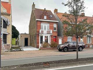 This fully renovated detached house combines a modern finish with a practical layout and great comfort. With its southwest-facing garden and...