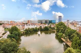 Prachtig penthouse appartement (+/- 100m²) op de 11de verdieping. Een eerste zuidgericht terras van 60m² met uniek zicht op het meer van...