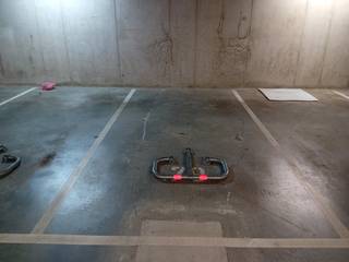 <p>Een ondergrondse autostaanplaats te huur onder toren 4 onder de' Westkaai-Torens'.<br /><strong>Bijzonderheden:</strong><br />De garagepoort is te bedienen met een zender/afstandsbediening.<br /> </p>