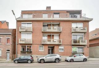 <p>Dit appartement in Tongeren met 3 slaapkamers, terras en garage wordt aangeboden via een verkoop in lijfrente of via aankoop van de naakte eigendom. Het betreft geen klassieke verkoop, maar een interessante investeringsformule waarbij de verkoper het levenslange woonrecht behoudt via een vruchtgebruik- of lijfrenteconstructie. Dit biedt investeerders de mogelijkheid om vandaag vastgoed aan te kopen met een duidelijk en toekomstgericht kader.<br /></p><p>Met een bewoonbare oppervlakte van 120 m² geniet het appartement van een ruime en lichtrijke indeling op een centrale ligging, op wandelafstand van het centrum en alle dagelijkse voorzieningen.<br /></p><p>Bij het binnenkomen kom je terecht in een inkomhal die toegang geeft tot de verschillende ruimtes. De ruime woonkamer vormt het hart van het appartement en wordt gekenmerkt door grote raampartijen die zorgen voor een overvloed aan natuurlijk licht. Aansluitend bevindt zich de keuken, die in 2019 volledig werd vernieuwd en praktisch is ingericht.<br /></p><p>Het appartement beschikt over drie volwaardige slaapkamers, wat het geschikt maakt voor diverse woonbehoeften. Ook de badkamer werd in 2019 gerenoveerd en modern afgewerkt. Dankzij de logische indeling ontstaat een aangenaam en open woongevoel.</p><p>Buiten beschikt het appartement over een terras waar de bewoner in alle rust kan genieten. Daarnaast is er een royale kelderberging en een ondergrondse garagebox, beide bereikbaar via de lift. Bovendien is er een extra bovengrondse parkeerplaats aanwezig.</p><p>Ook technisch werd het appartement goed onderhouden. Zo werden het dak en de muren geïsoleerd en werd in 2020 een nieuwe gasketel geplaatst, wat bijdraagt aan het wooncomfort en de energieprestatie.<br /></p><p>De ligging vormt een sterke troef. Winkels, scholen en openbaar vervoer bevinden zich op wandelafstand en het appartement maakt deel uit van een kleinschalige residentie die volledig bereikbaar is per lift.<br /></p><p>Er zijn twee aankoopmogelijkheden. Je kan kiezen voor een aankoop in lijfrente, waarbij een eenmalige betaling gecombineerd wordt met een maandelijkse rente, of voor aankoop van de naakte eigendom waarbij de verkoper het levenslange vruchtgebruik behoudt. Beide formules maken dit een bijzonder interessante investering op lange termijn.<br /></p><p>Een extra troef: het appartement wordt volledig gemeubileerd verkocht.<br /></p><p>Ben je op zoek naar een investering met toekomst in Tongeren? <br />Neem contact op en ontdek de mogelijkheden tijdens een bezoek.</p>