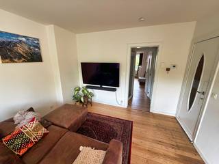 Ben je op zoek naar een gezellig en instapklaar appartement in Mortsel? <br /><br />Het appartement is gelegen op de eerste verdieping en ligt op een absolute toplocatie, op wandelafstand van het openbaar vervoer.<br /><br />Bij het binnenkomen valt meteen het lichtrijke salon op, waar de grote ramen voor superveel daglicht zorgen. Er ligt overal een mooie, warme originele parketvloer die doorloopt tot in de twee slaapkamers. Heel praktisch is dat zowel de badkamer als het toilet apart zijn. De keuken is volledig ingericht.<br /><br />Buiten geniet je van een gezellig, vergund terras van 10m². Daarnaast is het appartement met een EPC-label B erg energiezuinig en is er een handige en droge private kelder aanwezig voor extra opbergruimte. Het dak werd in 2025 volledig gerenoveerd.<br /><br /><br /><br />Indeling:<br /><br />- Ruime living<br /><br />- Volledig geïnstalleerde keuken<br /><br />- Badkamer met ligbad en lavabo<br /><br />- Apart toilet<br /><br />- Slaapkamer 1<br /><br />- Slaapkamer 2<br /><br />- Terras<br /><br /> <br /><br />Bijzonderheden:<br /><br /> <br /><br />- 68m² (cfr.EPC)<br /><br />- EPC-label B<br /><br />- Elektriciteit conform<br /><br />- Geen asbest<br /><br />- CV op gas<br /><br />- Dubbele beglazing met PVC<br /><br />- Kleinschalig gebouw = lage kosten €75<br />