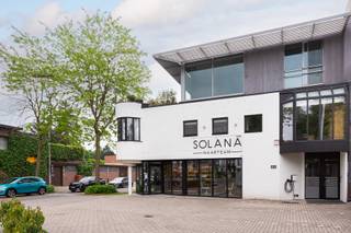 <p><strong>Modern polyvalent gebouw op centrale ligging met veel potentieel.</strong> Parking voor 4 wagens voor de deur. Vlotte verbinding naar centrum Antwerpen, Mechelen, Brussel. Handels gelijkvloers - volledig ingericht dameskapsalon met alle faciliteiten - klein terras voor de wachtende klanten. Het gelijkvloers kan volledig gescheiden worden van het duplex-appartement op eerste en tweede verdieping. Zowel via de aparte inkom als gescheide nutsvoorzieningen. Het kapperssalon is recent volledig gerenoveerd, maar na verkoop is er een bestemmingswijziging mogelijk. <br /><br />Het duplex-appartement met loftallure, heeft een riante leefruimte met volledig ingerichte open keuken, zitplaats met openhaard op gas. Veel lichtinval door de grote raampartij met driedubbele beglazing. Keramische vloerbedekking. Terras met een goede oriëntatie. Ruime slaapkamer met aansluitend een grote badkamer met inloopdouche, dubbele wastafel en toilet. Indirecte verlichting. Moderne open trap naar de tweede verdieping, uitstekende ruimte te gebruiken als appartement met keuken, 2 slaapkamers, douchekamer en apart toilet. Gedeeltelijk onderkelderd en kruipruimte. Extra: het gebouw beschikt over 29 zonnepanelen en een laadpaal.</p>
<br /><span>Gelijkvloers:</span><br />Moderne kapperssalon met centrale ontvangst, kapperstoelen, wasplaats, bureau, grote berging ca 8 m², kitchinette,<br />toiletten. Rondom heen een mooie raampartij, achteraan een terras, heerlijk ontspannen tijdens het wachten. Tuinhuis.<br />De bestemming van het handelspand kan gewijzigd worden.<br />Parking voor 4 à 5 wagens, laadpaal.<br /><br /><span>1e Verdieping ca 115 m² (13,50x9)</span> <br />Via een aparte ingang komen we in het appartement met loft-allures, mooi appartement met een volledig ingerichte keuken voorzien van alle toestellen. Zithoek met gasopenhaard, gezellige eethoek met open keuken, kookeiland en toestellen van Miele (inductie kookplaat, vaatwasser,<br />steamer, dubbele ijskast, warmeluchtoven en warmhoudplaat) dubbele wastafel en veel opbergruimte. Aansluitend bij een discrete buitenruimte.<br />Slaapkamer : ca 20 m² (5x3.88) op beige keramische tegel, rustig gelegen achteraan het gebouw - recent vernieuwde badkamer met inloopdouche met infrarood therapie, dubbele wastafel in kastmeubel met indirecte verlichting, toilet. Aansluiting wasmachine.<br /><br /><span>2e verdieping</span> <br />Via een design trap betreden we de tweede verdieping, super als duplex-appartement en/of co-housing, ruimte met ingerichte keuken, 2 slaapkamers en een douchekamer met apart toilet. Terras ca 20 m².<br /><br /><span>Kelder<br /></span>Droog en met goede stahoogte. Deels 2 ruimte kelders ca 15 m² en 17 m² gebruikt als opslagruimte.<br />Overige gedeelte is kruipruimte.<br /><br /><span>Bijzonderheden:<br /></span>- 29 zonnepanelen<br />- laadpaal<br />- uitstekende EPC B<br />- instapklaar gebouw - scheiding handelsgelijkvloers en appartement mogelijk