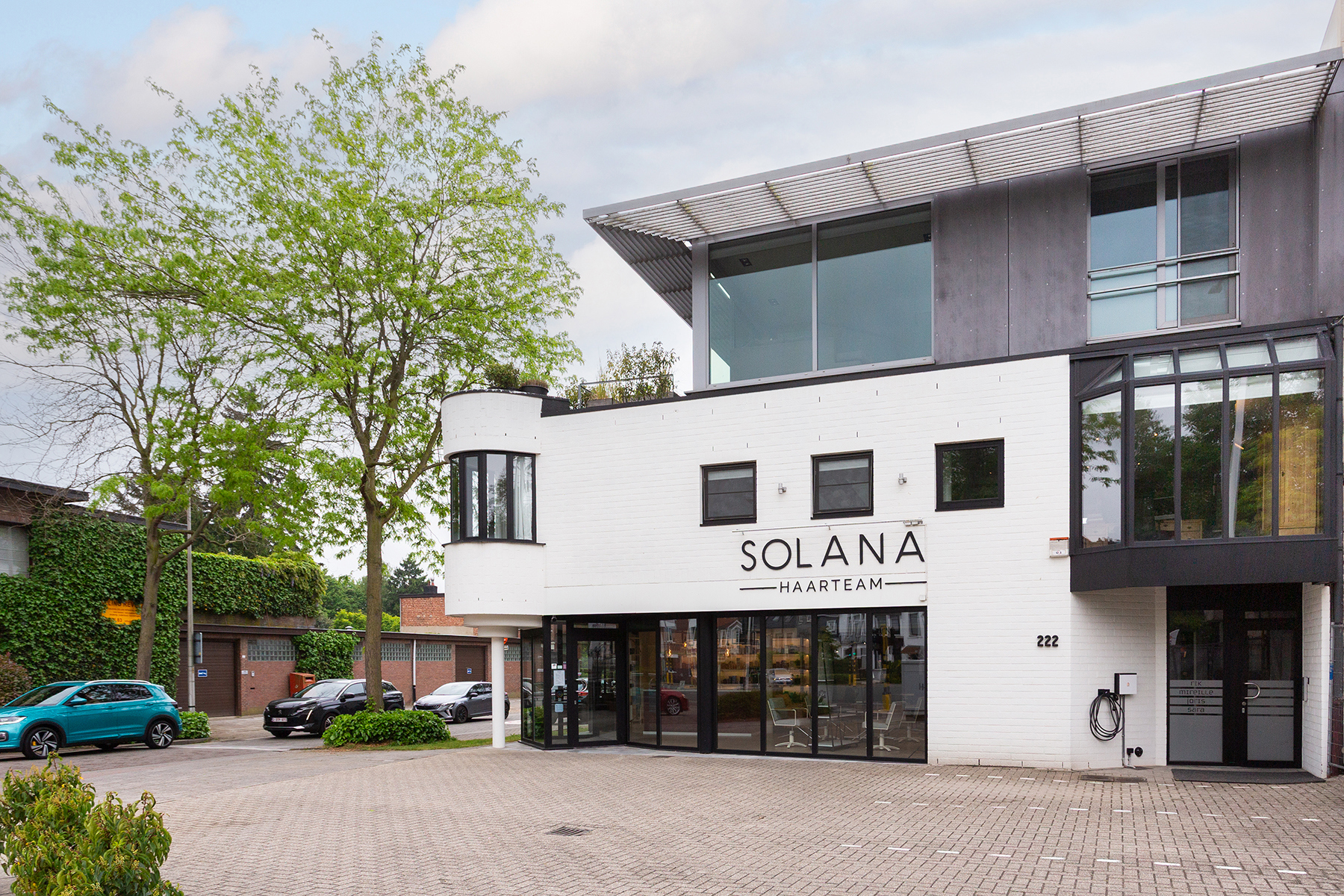 Modern gebouw met handel gelijkvloers en duplex-appartement. - foto 1
