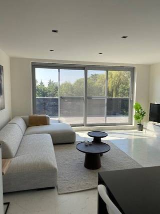 In het centrum van Sint-Niklaas hebben we deze gezellige penthouse te koop ( nog nooit bewoond geweest ).Deze heeft terrassen rondom met een totale...