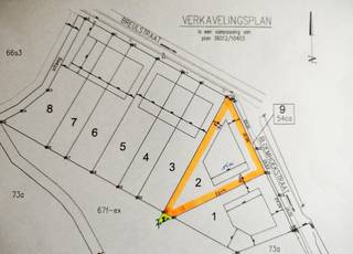 Bouwgrond voor open bebouwing met een oppervlakte van 775m². De voorkant heeft een breedte van 31m, de diepte is 50m. De bebouwbare oppervlakte op het gelijkvloers alleen al is 225 m². De vraagprijs is 260€/m².
Het perceel is effen en met gras begroeid en is voorzien van alle nodige afsluitingen.