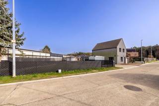 Centraal gelegen woning met 3 slaapkamers, leuke tuin, EPC label B en diverse parkeermogelijkheden. <br /><br />Indeling GLV: inkomhal; lichtrijke woonkamer; volledig geïnstalleerde keuken; wasplaats; apart toilet; badkamer bevat lavabo en douche; trap naar de kelder. <br /><br />1V: masterbedroom; 2 slaapkamers (door middel van een doorloopprincipe); uittrekbare trap naar de bergzolder.<br /><br />Oprit is aangelegd met 2x garage; gezellig terras aan de keuken met volledig omheinde tuin; tuinberging. <br /><br />Algemeen: <br />- EPC label B (ramen vernieuwd in 2017 + rolluiken) <br />- Verwarming dmv stookolie + airco in combinatie met 18 zonnepanelen (2018) <br />- Elektriciteit conform <br />- Daken vernieuwd in 2017 en 2020<br /><br />Bekijk zeker de 360° rondgang via onze website (+ mogelijkheid tot opmeten en ontmeubelen).<br />Alle attesten zijn beschikbaar onderaan op onze website. <br />Voor meer info of een bezoek: 0472 22 22 44 of thanee@solittvastgoed.be.
