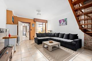 <p>Te koop: gesloten bebouwing in Sint-Niklaas, gelegen in een residentiële omgeving nabij scholen, openbaar vervoer en belangrijke invalswegen.</p>
<p>Deze woning combineert een praktische indeling met aangename leefruimtes en een mooie tuin van 130 m². De lichtrijke living vormt het hart van de woning en sluit aan op de veranda en de buitenruimte. Dankzij de drie volwaardige slaapkamers biedt deze woning voldoende ruimte voor gezinnen of wie extra hobby- of bureauruimte zoekt. De ligging aan de stadsrand van Sint-Niklaas zorgt voor een vlotte bereikbaarheid en een aangename woonomgeving. Bovendien beschikt de woning over een EPC-label C.</p>
<p> </p>
<p>• Ruime living (33,9 m²) met veel lichtinval<br />• Volledig ingebouwde keuken (6,92 m²) met inductiekookplaat, oven en ingemaakte kasten<br />• Veranda (6,68 m²) met zicht op de tuin<br />• Badkamer (8,25 m²) met dubbele wastafel en douche<br />• Apart toilet met handenwasser<br />• Wasplaats/technische ruimte met aansluitingen voor wasmachine en droogkast<br />• 3 ruime slaapkamers van 18,02 m², 15,82 m² en 25 m²<br />• Tuin van 130 m² met terras en tuinhuis</p>
<p>Troeven<br />• Residentiële ligging nabij scholen, openbaar vervoer en invalswegen<br />• Drie ruime slaapkamers en praktische indeling<br />• Aangename tuin met terras en tuinhuis</p>
<p>Neem vandaag nog contact op met je ERA-makelaar voor een bezoek. JOUW DROOMHUIS. ZO GEVONDEN!</p>