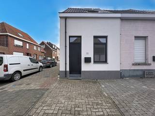 Te huur: Klein huis gelegen in het centrum van Meise, in een rustige woonwijk dicht bij scholen en doorgaande wegen.Deze eerste huuradvertentie...