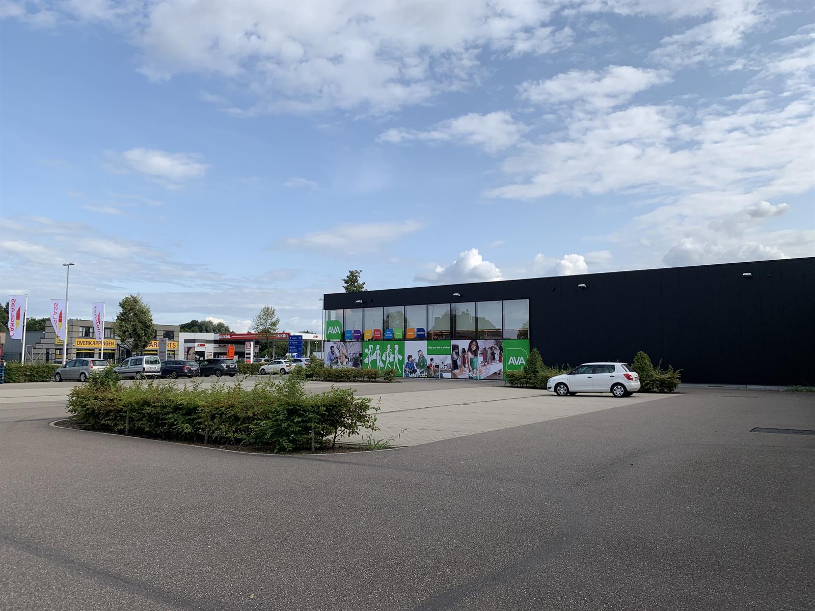 COMMERCIËLE RUIMTE 1.000M² MET PARKING LANGS RIJKSWEG IN MAASMECHELEN. - foto 4