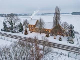 Te midden van een prachtig landelijke omgeving bevindt zich deze authentieke hoeve met aansluitende stallen op een huidig perceel van +/- 9.638...
