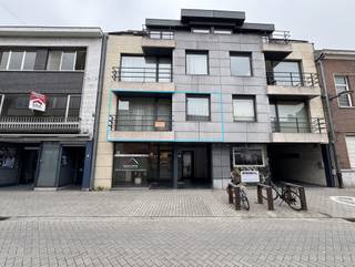 Gelegen in het centrum van Bornem bevindt zich dit ruim en lichtrijk appartement met een praktische indeling. De woning beschikt over een...