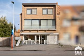 [[ DIT PAND NEEMT DEEL AAN DE ERA OPEN HUIZEN DAG OP 14/3 VAN 16:00 TOT 17:00 ]]<br /><br /><strong>Waregem:</strong> Handels-/ kantoorruimte met bijhorende woonst te koop op topligging.<br /><br />Deze eigendom bestaat uit een<strong> commerciële ruimte</strong> met achterliggend een polyvalente ruimte die momenteel als grootkeuken is ingericht. Momenteel vind je hier traiteur Speleers die actief blijft tot we een koper hebben voor het commerciële pand. <br /><br />Boven het handelspand bevind zich op het eerste en het tweede verdiep een ruim <strong>appartement</strong> met 4 slaapkamers. Het appartement geniet van heel veel natuurlijk lichtinval.  <br /><br /><strong>Indeling appartement:</strong><br /><u>eerste verdiep:</u> inkomhall, gezellig en mooi onderhouden leefruimte bestaande uit een sfeervolle zithoek, eetruime, ruime keuken, vaste trap naar tweede verdiep<br /><u>tweede verdiep: </u> 4 slaapkamers, badkamer met bad en douche, wastafel met 1 lavabo<br /> <br />Achteraan de woning hebben we een ruime, private tuin met terras en met tuinhuis achteraan. <br /><br /><strong>Troeven: </strong>
<ul><li>Gasverwarming </li><li>Doorrit naar achteren </li><li>Commerciële ligging</li><li>Goed onderhouden</li><li>Ruime tuin </li><li>geen renovatieverplichting - EPC C</li></ul>
Heeft u interesse in dit pand neem dan contact op met  Jérôme 0472/61.10.10<br />