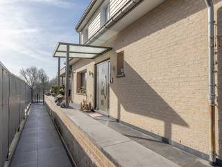 <p>Op zoek naar een ruime, perfect onderhouden woning op een rustige maar centrale ligging? Deze instapklare gezinswoning combineert comfort, functionaliteit en een kwalitatieve afwerking met een prachtig open verzicht.</p>
<p>U komt binnen via de inkomhal met gastentoilet. De ruime en lichtrijke woonkamer met open haard vormt het hart van de woning en biedt een aangename leefruimte voor het hele gezin. Aansluitend bereikt u het terras met patio en jacuzzi, waar u in alle privacy kan genieten van rust en ontspanning.</p>
<p>Op het tussenverdiep bevindt zich een aparte bureauruimte — ideaal voor thuiswerk of als rustige studieplek.</p>
<p>De eerste verdieping omvat een nachthal met drie volwaardige slaapkamers en twee badkamers, wat zorgt voor optimaal comfort en een praktische indeling. Op de tweede verdieping bevindt zich een vierde slaapkamer, perfect als extra slaapruimte, hobbykamer of bureau.</p>
<p>De woning is afgewerkt met kwalitatieve materialen en voorzien van hedendaags comfort zoals een videofoon, alarmsysteem, airconditioning, ingebouwde kasten en stijlvolle Japanse toiletten.</p>
<p>Dankzij de rustige ligging in combinatie met een centrale bereikbaarheid naar winkels, scholen en invalswegen, is dit een ideale woning voor wie comfortabel en zorgeloos wil wonen. Een eigendom waar ruimte, licht en woonkwaliteit centraal staan.<br /><br />EPC: 171 kWh / m² jaar</p>