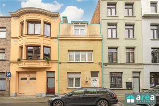 <p>Deze te renoveren (verhuurde) woning met koer bevindt zich in een rustige straat in het hippe Boho. Het betreft een ééngezinswoning met 4 slaapkamers in een residentiële buurt. Op fietsafstand van gezellige parken ('t Rivierenhof &amp; Park Spoor Noord) alsook het stadscentrum. Op wandelafstand bevinden zich verschillende leuke eetgelegenheden en terrasjes. Omwille van de centrale locatie is er een goede verbinding met het openbaar vervoer, ook met de auto is er een vlotte verbinding met de Ring.</p><p>Kortom, een ideale woning voor starters of als investering!</p><p>Grootste troeven:<br />-Gezellige, centrale buurt<br />-4 ruime slaapkamers<br />-zuidwest-gerichte stadskoer (5m²)</p><p><br />Indeling:<br />-GLVL: inkomhal met aansluitend de lichte living (14m²). Achteraan de woning bevindt zich de open geïnstalleerde keuken met eetruimte (samen 21m²). Deze biedt toegang tot de zuidwest-gerichte stadskoer (5m²). Tot slot is er nog een apart toilet (2m²).<br />-V1: hier bevindt zich de ingerichte badkamer (6m²) met douche &amp; WC alsook met aansluiting voor het wasmachine. Vanuit de nachthal is er toegang tot de eerste 2 ruime slaapkamers (17m² &amp; 12m²).<br />-V2: Bovenaan treffen we de laatste 2 ruime slaapkamers terug (18m² &amp; 12m²).</p><p>Let op: het dak is te renoveren</p><p>Voor meer informatie kan u terecht bij Area Partners. INFO@area.be of 03/284.60.60</p>