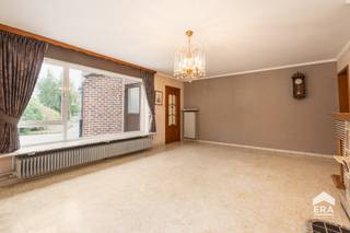 [[ DIT PAND NEEMT DEEL AAN DE ERA OPEN HUIZEN DAG OP 19/9 VAN 13:00 TOT 14:00 ]]
<p>Op zoek naar een <strong>ruime, solide woning nabij Aalst </strong>met<strong> </strong>maar liefst <strong>211 m² bruikbare vloeroppervlakte, garage </strong>en<strong> tuin?</strong> Gevonden!<br /><br />De woning vormt een <strong>uitstekende basis</strong> voor wie op zoek is naar een ruime gezinswoning die naar eigen smaak kan worden ingericht. Op het gelijkvloers bevinden zich een gastentoilet, ruime leefruimte<strong> </strong>(27 m²), keuken (13 m²), badkamer, wasplaats en garage met rechtstreekse toegang tot de tuin. Op de eerste verdieping zijn er <strong>vier slaapkamers </strong>aanwezig<strong> </strong>(16 m², 17 m², 9 m², 6 m²)<strong> </strong>waardoor de woning alvast voldoende ruimte biedt. Daarnaast is er een <strong>ruime zolder </strong>aanwezig die nog extra mogelijkheden biedt.</p>

<p>De woning is reeds voorzien van<strong> centrale verwarming op aardgas</strong> en beschikt over een zeer degelijke constructie. </p>

<p>Dankzij de gunstige ligging geniet u van een vlotte verbinding met Aalst en de omliggende gemeenten en is de woning <strong>vlot bereikbaar met het openbaar vervoer</strong>.</p>

<p>Zeker een bezoek waard. Contacteer ons vandaag nog via living@era.be of 053 41 40 25!</p>