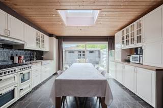 Cette charmante maison mitoyenne prête à emménager est située dans un emplacement privilégié, dans le centre de Middelkerke, à proximité de la...