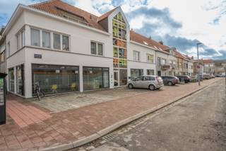 Dit lichtrijke woonappartement met twee ruime slaapkamers is gelegen op de eerste verdieping van een kleinschalige, centraal gelegen residentie.<br /><br />Bij binnenkomst word je verwelkomd in een ruime inkomhal met ingebouwde kasten. De leefruimte is royaal en geniet van veel natuurlijk licht dankzij de PVC-ramen, die uitkijken op de vernieuwde markt. De aparte, ingerichte keuken biedt voldoende ruimte en mogelijkheden.<br /><br />Beide slaapkamers zijn ruim en bieden tal van inrichtingsmogelijkheden. Daarnaast beschikt het appartement over een handige berging waar de gasverwarmingsketel is geïnstalleerd. De verzorgde badkamer is uitgerust met een ligbad, een lavabomeubel met lavabo en een toilet. Voor de wasmachine is een aparte aansluitingsmogelijkheid voorzien.<br /><br />Voor het gebouw is een privéstandplaats voor één wagen beschikbaar. De gevel werd volledig geschilderd. Bovendien zijn de syndickosten beperkt.<br /><br />Heeft u interesse in dit prachtige appartement en wilt u graag een vrijblijvend bezoek plannen?<br />Neem gerust contact op met één van onze makelaars:<br />050/53.01.07<br />✉️ Eveline@immoholiday.be<br />✉️ Tiemen@immoholiday.be<br />