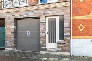 APPARTEMENT AVEC TERRASSE ORIENTÉE PLEIN SUD
Situé au deuxième et dernier étage d’un petit immeuble de seulement deux appartements, ce bel appartement lumineux de 90 m² offre un hall d’entrée, un spacieux séjour, une cuisine entièrement équipée, deux grandes chambres, une salle de bains et un WC séparé.
À l’arrière, vous profitez d’une agréable terrasse de 14 m² orientée plein sud avec un espace de rangement.
Construction solide avec planchers en béton, offrant calme et intimité grâce à une copropriété très limitée.
Un bien idéal pour ceux qui recherchent espace, luminosité et tranquillité