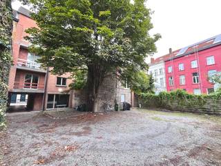 <strong>!!! PLAN NU ONLINE UW BEZOEKAFSPRAAK VIA DE WEBSITE VAN IMMOBOSS !!!</strong><br /><br />Dit instapklaar appartement (90m²) bevindt zich in hartje Gent (nabij Zuid / Reep) en is gelegen in een kleinschalig appartementsgebouw met 5 entiteiten. Het appartement situeert zich op de 1ste verdieping (lift aanwezig) en werd recent volledig opgefrist. Indeling: centrale inkomhal, lichtrijke leef- en woonruimte grenzend aan de ingerichte keuken, handige berging/wasplaats, badkamer met ligbad, apart toilet, 2 volwaardige slaapkamers waarvan 1 met balkon. Mogelijkheid tot het huren van een autostaanplaats achter het gebouw voor € 95/maand.<br /><br />Huurprijs: € 950/ maand + € 50 ( provisie onderhoud gebouw, lift, syndic).<br />Onmiddellijk beschikbaar<br />EPC= 339 kWh/m<sup>2</sup> jaar (Label D)<br />Domicilie verplicht - verhuur aan studenten is niet mogelijk.<br /><br /><strong>!!! PLAN NU ONLINE UW BEZOEKAFSPRAAK VIA DE WEBSITE VAN IMMOBOSS !!!</strong>