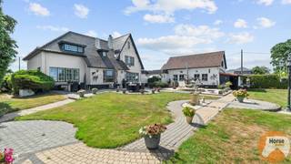 NIEUWE VOORWAARDEN!!<br />NEEROETEREN - Deze eigendom is ideaal voor de (semi)professionele paardenliefhebber! Hier beschikt u ook over de faciliteiten om uw passie of activiteit in de paarden te beoefenen.<br /><br />De statige villa verwelkomt u met een ruime inkomhal. Op het gelijkvloers vindt u een grote leefruimte met gashaard, een bureel of slaapkamer, een apart toilet, een eetplaats en een volledig ingerichte keuken met zicht op de tuin.<br />De eerste verdieping telt drie slaapkamers, twee badkamers, een apart toilet en een zolderberging.<br /><br />Dankzij het vernieuwde schrijnwerk (2020), de goede isolatie en de condensatieketel (2022) beschikt de woning over een gunstig EPC en geldt er geen renovatieverplichting.<br />Buiten geniet u van een verzorgd terras, een zeer nette tuin en een grote garage met extra bergplaats.<br /><br />Alles is voorzien om op professionele of semi-professionele manier paarden te houden en te trainen :<br />• 12 paardenstallen<br />• Wasplaats<br />• Ruimte voor stockage of inrichten van een groomverblijf<br />• Longeercirkel<br />• Diverse paddocks en weiden<br />• Opslagcapaciteit voor 40 ton stro<br />• Binnenpiste (tent)<br />• Kwalitatieve buitenpiste (20x60)<br /><br />Wil u hobbymatig of professioneel paarden houden en trainen:? Deze eigendom combineert een ruime woonst met een volledig uitgeruste paardeninfrastructuur waar u alles bij de hand hebt !<br /><br />Interesse? Contacteer ons vandaag nog op 053/60.65.66 voor een afspraak.