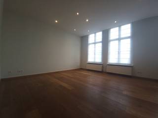 <p>Mooi éénslaapkamerappartement op de tweede verdieping in een gerenoveerde herenwoning met ideale verbinding naar Centrum Gent en Dampoort.<br /><br />Het appartement bestaat uit een gezellige living in parket met open keuken en eetplaats, beiden met zicht over het water. Daarnaast is een slaapkamer met ingebouwde kasten en badkamer met enkele lavabo en ruime douche. Er is tevens een berging aanwezig met de nodige aansluitingen voor wasmachine. Overal dubbel glas.</p>

<p>De hoge plafonds en de aanwezigheid van parket zorgen voor een klassevolle en heel warme uitstraling !<br /> </p>

<p><u><strong>Beschikbaar</strong></u>: Onmiddellijk</p>

<p><u><strong>Gemeenschappelijke lasten</strong></u>: € 45 per maand</p>

<p> </p>

<p> </p>