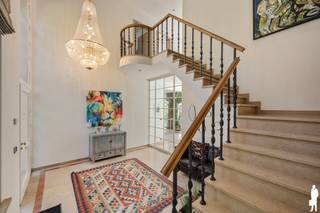 <p><strong>Karaktervolle villa op prachtig bosrijk perceel met 5 slaapkamers, 3 badkamers en uitzonderlijk veel ruimte</strong><span></span></p>
<p>Deze <strong>ruime en karaktervolle villa</strong> is bijzonder mooi ingeplant in een <strong>volledig groene en bosrijke omgeving</strong> en combineert een tijdloze architectuur met een uitzonderlijk woonvolume. De verschillende leefvertrekken, <strong>5 slaapkamers</strong>, <strong>3 badkamers</strong>, royale zolderverdieping en prachtige tuin maken dit tot een bijzonder veelzijdige gezinswoning.</p>
<p><strong>Gelijkvloerse verdieping</strong><br />- ruime <strong>inkomhal</strong> met gastentoilet en vestiaire<br />- verschillende <strong>leefvertrekken</strong> met mooie verbinding tussen de ruimtes en veel natuurlijk licht<br />- gezellige <strong>woonkamer</strong> met zicht en toegang tot de tuin<br />- afzonderlijke <strong>eetkamer</strong><br />- ingerichte <strong>keuken</strong> met aansluitende praktische ruimtes<br />- volwaardig <strong>bureel</strong>, ideaal als thuiskantoor of praktijkruimte<br />- bijkomende <strong>TV-/familiekamer</strong><br />- praktische <strong>bijkeuken/berging</strong><br />- <strong>dubbele inpandige garage</strong><br />- <strong>kelderruimte</strong></p>
<p><strong>Eerste verdieping</strong><br />- centrale <strong>nachthal</strong><br />- royale <strong>masterbedroom</strong> met aansluitende <strong>dressing</strong><br />- bijzonder ruime en recent ingerichte <strong>badkamer ensuite</strong> met ligbad, inloopdouche en dubbele wastafel<br />- <strong>2 ruime slaapkamers</strong><br />- tweede <strong>badkamer</strong><br />- afzonderlijk gedeelte met <strong>5de slaapkamer en eigen badkamer</strong>, ideaal als gastenverblijf of voor een au-pair<br />- toegang tot de hoger gelegen verdieping</p>
<p><strong>Tweede verdieping</strong><br />- <strong>4de slaapkamer</strong><br />- uitzonderlijk ruime, open <strong>zolderverdieping</strong> met prachtige dakstructuur en veel daglicht<br />- momenteel ingericht als <strong>fitness-, hobby- en ontspanningsruimte</strong><br />- tal van mogelijkheden als extra leefruimte, speelkamer, atelier of combinatie van verschillende functies</p>
<p><strong>Tuin en buitenruimte</strong><br />- prachtig <strong>bosrijk perceel</strong> met uitzonderlijk veel privacy<br />- woning mooi en discreet ingeplant tussen het groen<br />- royale <strong>terrassen</strong> aansluitend op de leefruimtes<br />- sfeervolle <strong>vijver</strong> met houten vlonder<br />- verschillende wandelpaadjes en charmante zithoekjes doorheen de tuin<br />- ruime <strong>oprit</strong> met veel parkeermogelijkheden<br />- bijzonder rustige en groene woonbeleving</p>
<p><strong>Bijzonderheden</strong><br />- <strong>5 slaapkamers en 3 badkamers</strong><br />- <strong>uitzonderlijk ruim woonvolume</strong><br />- combinatie van <strong>wonen, werken en ontspannen</strong> onder één dak<br />- prachtige <strong>master suite met dressing en vernieuwde badkamer</strong><br />- indrukwekkende <strong>multifunctionele zolderverdieping</strong><br />- veel natuurlijke lichtinval en mooie zichtassen naar het groen<br />- <strong>dubbele inpandige garage</strong><br />- <strong>zonnepanelen</strong><br />- uitzonderlijke <strong>privacy en bosbeleving</strong></p>
<p><strong>Ligging</strong></p>
<p>Gelegen in de bijzonder gegeerde en groene omgeving van <strong>Kapellenbos</strong>. De woning geniet van een uitzonderlijk rustige ligging midden in het groen en biedt tegelijk een vlotte verbinding met het centrum van Kapellen, Heide-Kalmthout en de omliggende gemeenten.</p>
<p>Een <strong>bijzonder ruime en karaktervolle villa </strong>waar privacy, wooncomfort en veelzijdigheid centraal staan.</p>