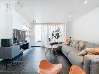 Dit fantastisch pand te Attenhoven, een deelgemeente van Landen heeft verschillende troeven.<br /><br />Neem zeker een kijkje op onze eigen website: www. pierco.be, om de volledige tekst alsook alle foto's te kunnen bekijken!!<br /><br />Niet alleen kan je hier een succesvolle buurtwinkel verderzetten, je kan er eveneens jouw woonst van maken.<br />Wie droomt er nu niet van wonen en werken op dezelfde locatie, geen files meer of onnodige verplaatsingen.<br /><br />Dit pand kan zowel in zijn geheel aangekocht worden als, gesplitst.<br /><br />Boven de handelsruimte bevindt zich het knap en stijlvol ingerichte appartement met gigantisch zonnig dakterras.<br />De ruime leefruimte met open keuken en veranda baden in het licht. <br /><br />Het 1ste verdiep telt ook nog de badkamer met dubbele lavabo, bad, douche en toilet.<br /><br />Via het dakterras van ruim 70m² kan je oversteken naar het 2de gedeelte van de woonst. <br /><br />Dit gedeelte kan perfect ingericht worden als ruime studio of appartement met 2 slaapkamers.<br />De overloop wordt momenteel gebruikt als wasplaats.<br />Er is eveneens een aparte bureelruimte en uiteraard de ruime zolder van 50m², vrij in te richten uiteraard.<br /><br />Via deze ruimte krijg je ook toegang tot de garage, die geschikt is voor 2 wagens.<br /><br />We keren even terug naar de leefruimte waar we de trap naar het 2de verdiep nemen om zo de slaapvertrekken te ontdekken.<br />Op het 2de verdiep komen we op de overloop waar zich een 2de apart toilet bevindt.<br /><br />Eveneens hebben we hier de knap ingerichte slaapkamers onder het dak.<br />De master bedroom is ook nog voorzien van een ingewerkte dressing.<br /><br />Ben je dus op zoek naar een pand dat jou de dagelijkse stress ontneemt, een pand dat jou de mogelijkheid biedt om van thuis te werken, een nieuwe thuis, wel zoek dan zeker niet verder en neem contact met ons op, we tonen je met plezier dit pareltje.<br /><br /><br /><br /><br /><br /> 