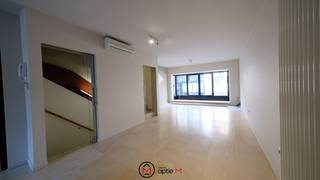 Ben je op zoek naar een comfortabel en centraal gelegen duplex appartement te huur in Bilzen? Dan is dit ruime appartement op de Onze Lieve Vrouwstraat 10 precies wat je zoekt. Met een bewoonbare oppervlakte van ongeveer 100 m², twee grote slaapkamers en een gezellig terras, combineer je hier ruimte met een aangename woonbeleving.<br /><br />Indeling:<br />Eerste verdieping:<br />Bij het betreden van het appartement kom je binnen in een lichtrijke leefruimte waar je moeiteloos een gezellige zithoek en eetplaats kan inrichten. Aansluitend bevindt zich de keuken, praktisch ingericht en met voldoende opbergruimte.<br />Tweede verdieping:<br />Op de bovenverdieping vind je twee ruime slaapkamers die zich perfect lenen als hoofdslaapkamer, kinderkamer of bureauruimte. Ook de badkamer bevindt zich hier, functioneel en comfortabel ingericht.<br /><br />Buitenruimte:<br />Het knusse terras biedt je een fijne plek om even tot rust te komen, te genieten van een kop koffie of een rustige avond buiten.<br /><br />Troeven:<br />Duplex appartement met praktische indeling<br />Ca. 100 m² bewoonbare oppervlakte<br />Twee ruime slaapkamers<br />Gezellig terras<br />Geen privatieve kosten<br /><br />Ligging &amp; omgeving:<br />Dit appartement is ideaal gelegen in het centrum van Bilzen. Je woont hier op wandelafstand van winkels, horeca en andere voorzieningen. Ook scholen en openbaar vervoer zijn vlot bereikbaar, wat zorgt voor een uitstekende combinatie van comfort en bereikbaarheid. De rustige straat maakt het geheel extra aangenaam om te wonen.<br /><br />Plan vandaag nog je bezoek en ontdek zelf de ruimte en het comfort van dit duplex appartement in Bilzen. Dit kan via de knop "Ik ben kandidaat" bij het zoekertje op onze website. <br /><br />Wil je weten wat jouw woning waard is? Neem gerust contact op via bovenstaande gegevens.