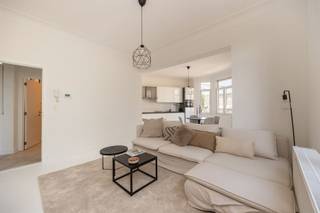 <p>Op zoek naar een instapklaar appartement op een bruisende locatie én een slimme investering?<br />Aan de Turnhoutsebaan 412 ontdek je dit recent gerenoveerde appartement (2016) van 82 m², dat moderne elegantie combineert met een warme, huiselijke sfeer.</p><p>Hier woon je letterlijk tussen de stad en het park, met het Rivierenhof op wandelafstand als jouw groene toevluchtsoord.</p><p>Een ligging vol leven en gemak. Op de grens van Antwerpen en Borgerhout, met alles binnen handbereik: winkels, supermarkten, hippe koffieplekken, gezellige eetadresjes en openbaar vervoer voor de deur. De Antwerpse Ring en het Centraal Station zijn vlot bereikbaar – ideaal voor pendelaars of wie houdt van een goed verbonden stadse levensstijl.</p><p>• Volledige renovatie in 2016 - refit in 2026<br />• Privatieve kelderberging<br />• EPC-label C – elektriciteit conform – asbestveilig<br />• Ideaal als opbrengsteigendom<br />• Aandeel kosten basisakte pro rata koper</p><p>Vanuit de inkomhal kom je terecht in de lichtrijke leefruimte, waar wonen, tafelen en ontspannen moeiteloos in elkaar overvloeien. De strakke keuken met kwalitatieve toestellen en voldoende kastruimte sluit naadloos aan op het geheel en vormt het kloppende hart van het appartement. Dankzij de grote raampartijen geniet de leefruimte de hele dag van natuurlijk zonlicht, terwijl de neutrale kleuren en warme materialen zorgen voor een tijdloze, rustige uitstraling. De twee slaapkamers bieden alle comfort en rust, terwijl de badkamer met ruime inloopdouche en warme houtaccenten een echte hotelsfeer uitstraalt.</p><p>De buurt bruist, de vraag groeit – een veilige keuze voor wie inzet op een waardevaste investering in vastgoed.</p><p>Mis deze kans niet en plan je bezoek via sinjoor.be</p>