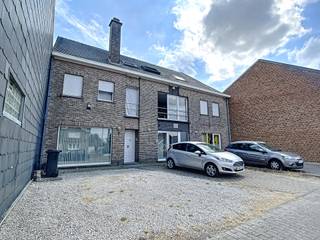 <p>Dit charmante dakappartement is onmiddellijk beschikbaar en wordt aangeboden aan €650 per maand. Dankzij de praktische indeling en gunstige ligging vormt het een ideale woonst voor wie comfortabel en centraal wil wonen.</p><p>Bij het betreden van het appartement komen we terecht in de gezellige leef- en eetruimte met aansluitend de open keuken. De keuken is volledig uitgerust met een vaatwasser, koelkast, oven, kookplaat en dampkap.</p><p>Verder beschikt het appartement over een volwaardige slaapkamer met voldoende ruimte voor een dubbel bed en een kastenwand. De ruime badkamer is voorzien van een douche, toilet en lavabo. Daarnaast is er voldoende plaats voor extra kastruimte en bevinden zich hier de aansluitingen voor een wasmachine en droogkast.</p><p>Een autostaanplaats is inbegrepen in de huurprijs.</p><p>Ook de ligging is een belangrijke troef. Winkels, recreatiemogelijkheden en openbaar vervoer bevinden zich in de nabije omgeving. Bovendien ligt de E40 op slechts 1 km, waardoor er een uitstekende verbinding is richting de omliggende steden.</p><p>Huurprijs: €650 per maand<br />Beschikbaarheid: onmiddellijk</p>