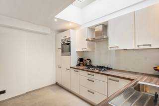 <strong>Volledig gerenoveerde woning met +3 slpk en 2 bad</strong><br /><br />Aan Park Spoor Oost woon je in één van de meest gezellige stukjes Antwerpen: groen, levendig en tegelijk vlot bereikbaar.<br />Je geniet van ruime wandel- en sportzones, gezellige hotspots en een sterke verbinding met het centrum, openbaar vervoer en invalswegen.<br />Ideaal voor wie rust en stadse dynamiek wil combineren.<br /><br />Deze prachtig gerenoveerde en uitstekend onderhouden woning biedt ruimte, flexibiliteit en comfort in elk detail.<br />Op het gelijkvloers kom je binnen via een stijlvolle inkomhal op travertin, waarna je doorloopt naar de ruime woonkamer met volledig uitgeruste keuken. Verder is er een badkamer met douche en toilet.<br /><br />Op de eerste verdieping vind je een tweede leefruimte (perfect als lounge, bureau of extra dubbele slaapkamer) én de mogelijkheid om hier een tweede keuken te plaatsen: ideaal voor kangoeroe-wonen, co-housing of een zelfstandige unit.<br /><br />De tussenverdieping beschikt over een gerenoveerde badkamer met douche en toilet.<br /><br />Op de tweede verdieping liggen twee ruime slaapkamers. De zolder is ingericht en bereikbaar via een draaitrap: perfect als extra slaapkamer, hobbyruimte of bureau.<br />Als extra troef is er een volledige ingerichte kelder, ideaal als wasplaats en stockage.<br /><br />Een echte instapklare topper op toplocatie!