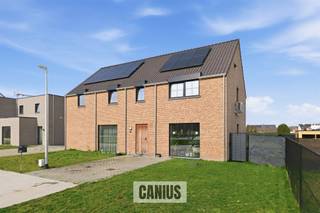 <p><span>INSTAPKLARE WONING MET 3 SLKS & TUIN</span></p><p><span> </span></p><p><span>In het rustige & groene Munsterbilzen, deelgemeente van de stad Bilzen-Hoeselt treffen wij de verkaveling “Munstergaarde” aan. Wij bevinden ons op enkele minuten van het centrum van Bilzen waardoor lokale handelaars, supermarkten, scholen, … snel bereikbaar zijn. Leuk detail is de nabijheid van verschillende verbindingswegen waardoor deze woning ideaal is voor wie belang hecht aan vlotte verplaatsingen naar omliggende steden en gemeenten. </span></p><p><span> </span></p><p><span>Wij betreden de woning via de voordeur die ons toegang geeft tot de inkomhal. Hier treffen wij een gastentoilet met handspoelbakje aan. Via de inkomhal begeven wij ons naar de leefruimte met een volledig uitgeruste en open keuken die via het schuifraam toegang geeft tot het terras en de tuin. Ideaal is de berging gelegen naast de keuken. Deze doet enerzijds dienst als voorraadkamer en anderzijds als wasruimte. </span></p><p><span> </span></p><p><span>Nadat wij de benedenverdieping hebben ontdekt begeven wij ons via de trap in de leefruimte naar de eerste verdieping. Toegekomen op de nachthal krijgen wij toegang tot maar liefst drie slaapkamers waarvan één met toegang tot de bergzolder via het zolderluik , een apart toilet en als laatste ontdekken wij de volledig uitgeruste badkamer met een inloopdouche en een lavabomeubel.</span></p><p><span> </span></p><p><span>Troeven:<br />- Energiezuinige woning<br />- Onderhoudsvriendelijke tuin met terras<br />- Aanwezigheid van nieuwste technieken zoals zonnepanelen, regenwaterrecuperatie, …</span></p><p><span> </span></p><p><span>KORT SAMENGEVAT</span><span>:</span></p><p><span>Vraagprijs: € 389.000,00</span></p><p><span>Verkoop onder registratierechten (2% of 12%)</span></p><p><span> </span></p><p><span>Nieuwsgierig om deze knappe woning te ontdekken? Vraag dan snel een bezoek aan via info@canius.be of contacteer één van onze medewerkers op het nummer 078 78 30 39 om samen deze woning te ontdekken. </span></p><p><span> </span></p><p><span>De vermelde oppervlaktes zijn slechts een indicatie. Canius Real Estate kan niet verantwoordelijk gesteld worden voor de juistheid van de door zijn verstrekte gegevens.</span></p><p><span> </span></p>