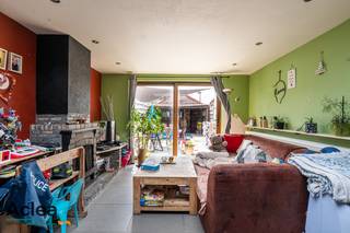 Te renoveren rijwoning met veel potentieel op een praktische locatie in Eeklo. De woning heeft volgende indeling: inkomhal, toilet, badkamer, open...