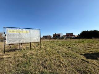 - GEEN BOUWVERPLICHTING -Ben je op zoek naar een bouwgrond om zelf jouw droomwoning te bouwen? Ontdek dan Coastal Garden! Een nieuwe verkaveling in...