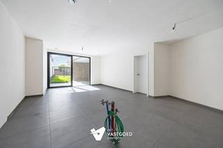 <p><span>Gelijkvloers wonen met ruim terras (tuin)  6% btw mogelijk!</span></p><p><span> </span></p><p><span>Dit aangename gelijkvloerse appartement combineert comfortabel wonen met buitenruimte. Met een bewoonbare oppervlakte van 84,04 m², 1 slaapkamer en terras van 17,19 m² en tuintje van 13,03 m² geniet u hier van een praktische indeling en een open woongevoel.</span></p><p><span> </span></p><p><span>De leefruimte sluit mooi aan op de buitenruimtes, waardoor binnen en buiten naadloos in elkaar overlopen. De keuken kan nog volledig naar eigen smaak gekozen worden binnen het voorziene budget van 12.500 euro excl. btw.</span></p><p><span> </span></p><p><span>Dankzij de energiezuinige technieken, waaronder vloerverwarming en koeling via geothermie, zonnepanelen, ventilatie D en E-peil 10 met vrijstelling van het KI in de eerste 5 jaar, is dit appartement ideaal voor wie zorgeloos en comfortabel wil wonen op een centrale locatie.</span></p><p><span> </span></p><p><span>Een ideale keuze voor wie gelijkvloers comfort met buitenruimte zoekt.</span></p><p><span> </span></p>