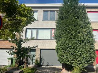 Merksem<br />Algemeen<br />Type Woning: Bel-etage<br />Bebouwing: gesloten bebouwing<br />Adres: Markiezenhof 12, 2170Merksem<br />Vraagprijs: € 379.000<br />Bouwjaar. 1977<br />Perceeloppervlakte: 195m²<br />Bewoonbare oppervlakte: 162m²<br />Berekening: 6,5m breed x 8,3m bouwdiepte x 3 bouwlagen<br />Gevelbreedte: 6,5m<br />Niet geindexeerd KI: € 1.313<br />EPC-label B<br />EPC score 122 kWh/(m² jaar)<br />Verwarming: aardgas<br />Gasketel vernieuwd eind 2017<br />Ramen vernieuwd eind 2017<br />Dak vernieuwd eind 2017<br /><br />Woonruimtes:<br />Woonkamer: 38,5m²<br />Keuken<br />Slaapkamer 1: 16m²<br />Slaapkamer 2: 15m²<br />Slaapkamer 3: 7m²<br />Badkamer: 7m² voorzien van ligbad, aparte douche, lavabo<br />Toiletten<br /><br />Inkomhal: authentieke trap<br />Bergruimte<br />Buitenruimte: eigen oprit naast de voortuin<br />West gerichte achtertuin<br />Overdekt terras/pergola<br />Ca 20m²<br />Balkon: ca 4m²<br /><br />Garage en parkeren:<br />Inpandige garage 22m²<br />Plaats voor een voertuig in de garage<br />Plaats voor een voertuig op de oprit<br />Bijkomede parkeermogelijkheid voor de woning op het openbaar domein<br />Garage die eveneens bruikbaar is voor fietsen, motor, kinderwagen en opslag.<br /><br />Ligging:<br />Rustige doodlopende straat<br />Geen doorgaand autoverkeer<br />Park Distelhoek op ongeveer 200m<br />Kleiner buurtpark/speelplein vlakbij<br />Toekomstige Merksemse tuinen maken deel uit van Ringpark Groenendaallaan<br />Groene woonomgeving<br />Gelegen in Antwerpen<br /><br />Staat en mogelijkheden<br />Ruime gezinswoning<br />Grote Woonkamer<br />Goede energetische basis<br />Belangrijke investeringen aan het dak, ramen en verwarming reeds uitgevoerd<br />Keuken, badkamer, toiletten en bepaalde binnenafwerkingen kunnen naar eigen smaak worden gemoderniseerd<br />Geen renovatieplicht dankzij EPC-label B<br />Zowel voor- als achtertuin<br />Zowel balkon als overdekt terras<br /><br />Voor verder inlichtingen of bezoeken gelieve onze vastgoedadviseur Guy De Witte te contacteren op het nummer 0477904846