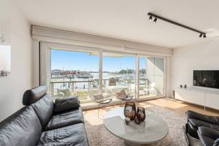 Appartement met zicht op de jachthaven, bestaande uit 2 slaapkamers en een gesloten garagebox in de residentie. Mooi vernieuwd en voorzien van overal ingemaakte kasten.
Inkomhal met toegang tot de open leefruimte en halfopen keuken, met aansluitend de berging achter de keuken. De keuken is uitgerust met alle comfort.
Vanuit de leefruimte is er toegang tot het terras met zuidwestelijke oriëntatie en prachtig zicht op de jachthaven van Zeebrugge — een echt vakantiegevoel het hele jaar door.
Verder zijn er twee volwaardige slaapkamers en een ruime badkamer. Daarnaast is er nog een tweede berging die ook als douchekamer kan worden ingericht, evenals een apart toilet.
In de kelderverdieping is er nog een private kelderberging en de afgesloten garagebox in de residentie.
Voor een bezoek of meer informatie kunt u contact opnemen met makelaar Stéphanie via 0472 77 86 60 of stephanie@keyimmo.be.