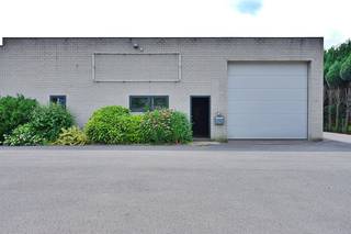 Dit magazijn met kantoor en buitenruimte is te huur in Aalter en geniet van een vlotte bereikbaarheid. Indeling:- Totale oppervlakte gebouw: ca...