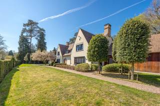 PRACHTIGE LANDELIJK-MODERNE VILLA TENMIDDEN EEN OASE VAN RUST EN GROEN Welkom in deze Prachtige Villa ten einde van de Berkenlaan,Centraal en Sereen...