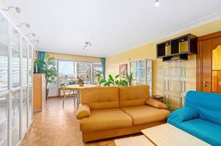 <p><u><strong>Te koop:</strong></u> Appartement met terras, kelders en binnenstaanplaats.<br /><br />Gelegen aan de Servaas Hoedemaekerssquare bevindt zich dit appartement op een gunstige locatie met winkels, scholen en parken in de directe omgeving. Dankzij de vlotte bereikbaarheid en de nabijheid van alle dagelijkse voorzieningen is dit een interessante woon- of investeringsopportuniteit.<br />Het appartement is in betere staat en vraagt minder renovatiewerken, maar kan nog verder gemoderniseerd worden. Dit biedt de mogelijkheid om het naar eigen smaak en wensen aan te passen. Bovendien beschikt het over drie privatieve kelders en een binnenstaanplaats, wat extra comfort en opslagruimte biedt.<br /><br /><u><strong>Indeling:</strong></u><br />• Inkomhal (3 m²)<br />• Ruime woonkamer (29 m²) met toegang tot het terras<br />• Keuken (8 m²)<br />• Berging (4 m²)<br />• Twee slaapkamers (15 m² en 9 m²)<br />• Badkamer (2 m²)<br />• Apart toilet (1 m²)<br />• Hal (2,5 m²)<br />• Binnenstaanplaats<br />• Drie privatieve kelders<br /><br /><u><strong>Troeven:</strong></u><br />• Centrale ligging aan de Square Servaes Hoedemaekers<br />• Appartement met terras<br />• In betere staat, maar nog te moderniseren: ideaal om naar eigen smaak in te richten<br />• Binnenstaanplaats en drie kelders<br /><br />Meer informatie of een bezoek met Margaux Mulkers? Contacteer ons via +3223351115<br />JOUW DROOMAPPARTEMENT. ZO GEVONDEN!</p>
