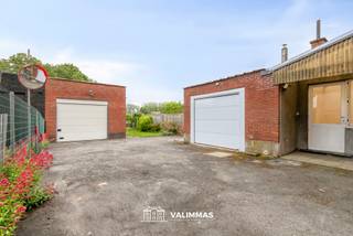 VALIMMAS verkoopt deze ruime en solide driegevelwoning op ± 8 are, met twee garages en een mooie tuin....
Het gelijkvloers omvat een inkomhal, een toilet, een bureel of slaapkamer, een living, een ruime keuken met eethoek, een veranda, twee garages, en een tuinberging.
De verdieping herbergt een nachthal (met toegang tot balkon), een kleine berging, een toilet, drie slaapkamers en een badkamer met ligbad.
De zolderruimte kan desgewenst nog verder ingericht worden (mits plaatsen van vaste trap).
Er is tevens een kelder aanwezig.
De grote garage (± 50m²) is ook geschikt als werkplaats of voor het stallen van een lichte vrachtwagen, een camper, ...
Degelijke en verzorgde woning met het nodige basiscomfort, interieurs en comfortvoorzieningen nog te moderniseren. Zijn inmiddels al vernieuwd: dak (bedekking, isolatie, goten) in 2020, rolluiken vooraan (2024), geautomatiseerde sectionaalpoort kleinste garage (2024), zoldertrap, ...
Landelijke ligging in gehucht Slozen, tussen Londerzeel en Imde. Bushalte vlakbij (R50) en op ±3,5km van station Londerzeel. Gemakkelijke verbinding naar A12.