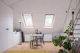 <strong>Topligging - St Elisabeth begijnhof! Instapklaar duplex appartement in een rustige straat nabij het historisch centrum!</strong><br /><br />Voor meer informatie mail naar info@carloeggermont.be<br /><br />Dit instapklaar<strong> duplex-appartement</strong> maakt deel uit van een <strong>kleinschalige residentie </strong>met slechts <strong>drie entiteiten</strong> en is gelegen in een<strong> rustige straat</strong> nabij het <strong>historisch centrum</strong>, <strong>Sint Elisabeth begijnhof</strong>, <strong>Gravensteen</strong>,...<br /><br />Het <strong>duplex appartement </strong>situeert zich op de <strong>derde verdieping </strong>en geniet van een <strong>aangename ruimtelijkheid</strong> dankzij de <strong>openheid </strong>tot in de nok en omvat een <strong>woon- en eetkamer</strong>, volledig uitgeruste<strong> keuken</strong>, <strong>badkamer </strong>met inloopdouche, wastafel en toilet<strong> </strong>en een <strong>mezzanine met slaapkamer </strong>voorzien van <strong>ingemaakte kastruimte.</strong><br /><br />Naast de lichtinval en <strong>algemeen goede staat</strong>, geniet het appartement van een <strong>vlotte bereikbaarheid</strong> met de wagen en het openbaar vervoer met als extra troef in de onmiddelijke nabijheid van <strong>winkels</strong>, <strong>cultuur </strong>en verschillende <strong>scholen </strong>en <strong>universiteiten</strong>.<br /><br /><strong>Kortom, een ideale opportuniteit voor ouders van studerende kinderen, als eerste woonst of personen die op zoek zijn naar een goede investering op een toplocatie!</strong><br /><br />Conformiteitsattest aanwezig!