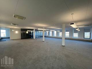 Instapklaar kantoor van 375 m² te huur op amper 5 min. rijafstand van de E17 te Zele.<br /><br />Het lichtrijke kantoor dat zich situeert op de derde verdieping, is momenteel ingedeeld in verschillende ruimtes en van alle hedendaagse comfort voorzien. De ruimte maakt deel uit van kantorencomplex dat voorzien is van een fitnessruimte, lift, overdekte parkeermogelijkheden etc. Mogelijkheid tot het huren van serverruimte, archief, stockage en/of parkeerplaatsen (7 euro per maand per parkeerplaats). Onmiddellijk beschikbaar.<br /><br />Voor bijkomende inlichtingen of een plaatsbezoek kan u contact opnemen met PANORAMA 09 225 09 09.