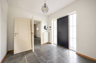 Welkom bij deze prachtige gezinswoning in het pittoreske Rijkevorsel. Deze ruime woning beschikt over 3 slaapkamers, een terras, 1 badkamer,...