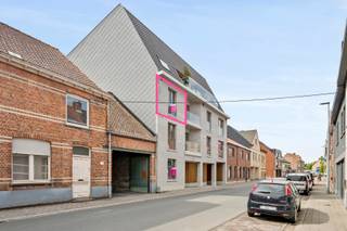 Dit nieuwbouwappartement ligt vlakbij het centrum van Staden.Het appartement is als volgt ingedeeld: inkomhal met apart toilet, ruime berging,...