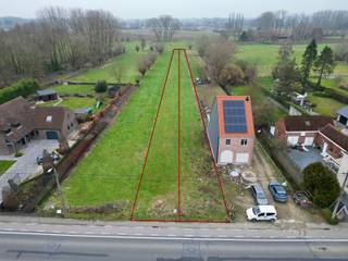 <span><strong>Prachtig gelegen bouwgrond voor gesloten bebouwing!</strong></span><br /><br />Deze <strong>uitgestrekte bouwgrond</strong> vlak bij het <strong>centrum</strong> van het charmante <strong>Wieze</strong> met een totale <strong>oppervlakte van 1.413 vierkante meter</strong>*, geschikt voor een <strong>gesloten bebouwing,</strong> leent er zich toe voor U een <strong>nieuwe thuis</strong> op te bouwen zonder zorgen!<br /><br />Dit perceel bevindt zich op een steenworp van het <strong>dorpshart van Wieze</strong> en is gelegen aan <strong>invalswegen vanuit Aalst en Dendermonde</strong>. <br /><br />Met de mogelijkheid tot 1<strong>8m bouwdiepte op het gelijkvloers en 12m op de verdieping</strong>, creëert elke architect voor U een <strong>ruime woning</strong> met een <strong>adembenemende tuin en groene vergezichten.</strong><br /><br />*De perceeloppervlakte is indicatief.<br /><br />Interesse? We zijn er graag voor U!<br />Contacteer uw vastgoedkantoor voor meer info en/of een bezoek via 0476/076993 of info@kurtimmo.be!