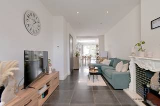 Bij het betreden van de woning komt u in de inkomhal die toegang biedt tot enerzijds het gastentoilet en anderzijds de lichtrijke leefruimte met...